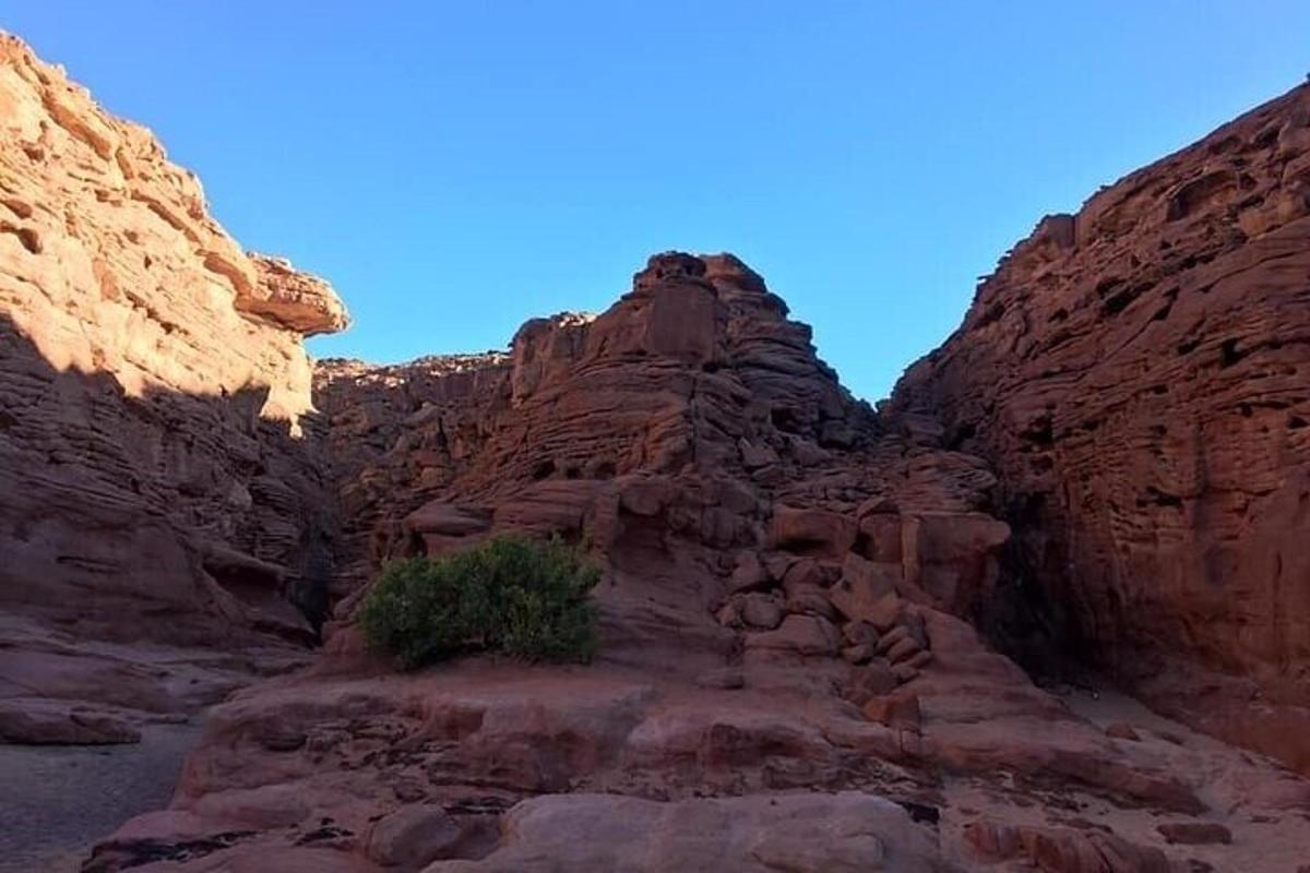 een uitzicht op een berg in een kloof