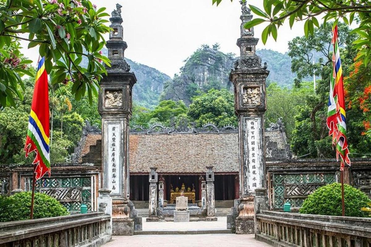 un temple amb dues banderes al davant