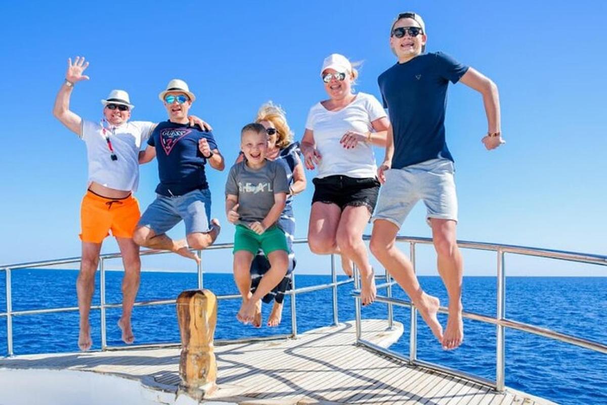 grupp inimesi hüppas paadi tekilt maha