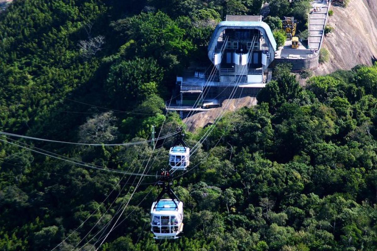 due gondole su una funivia sopra una montagna