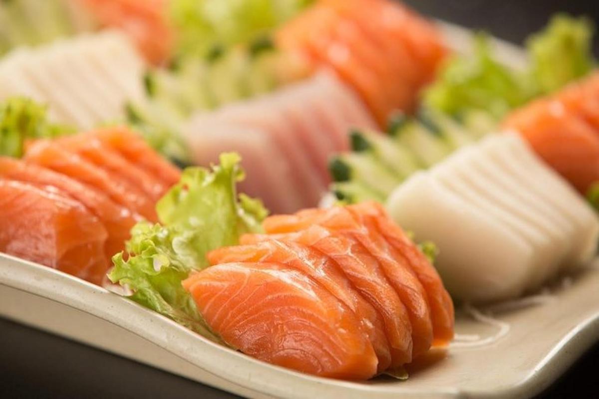 un piatto di sushi con salmone e lattuga