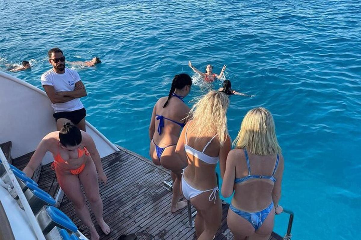 un grup de oameni în apă, pe o barcă