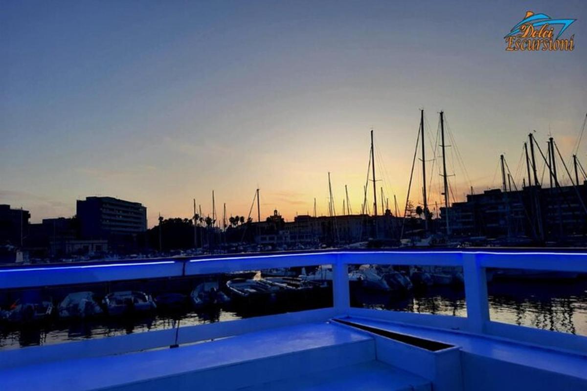 una vista di un porto con barche in acqua