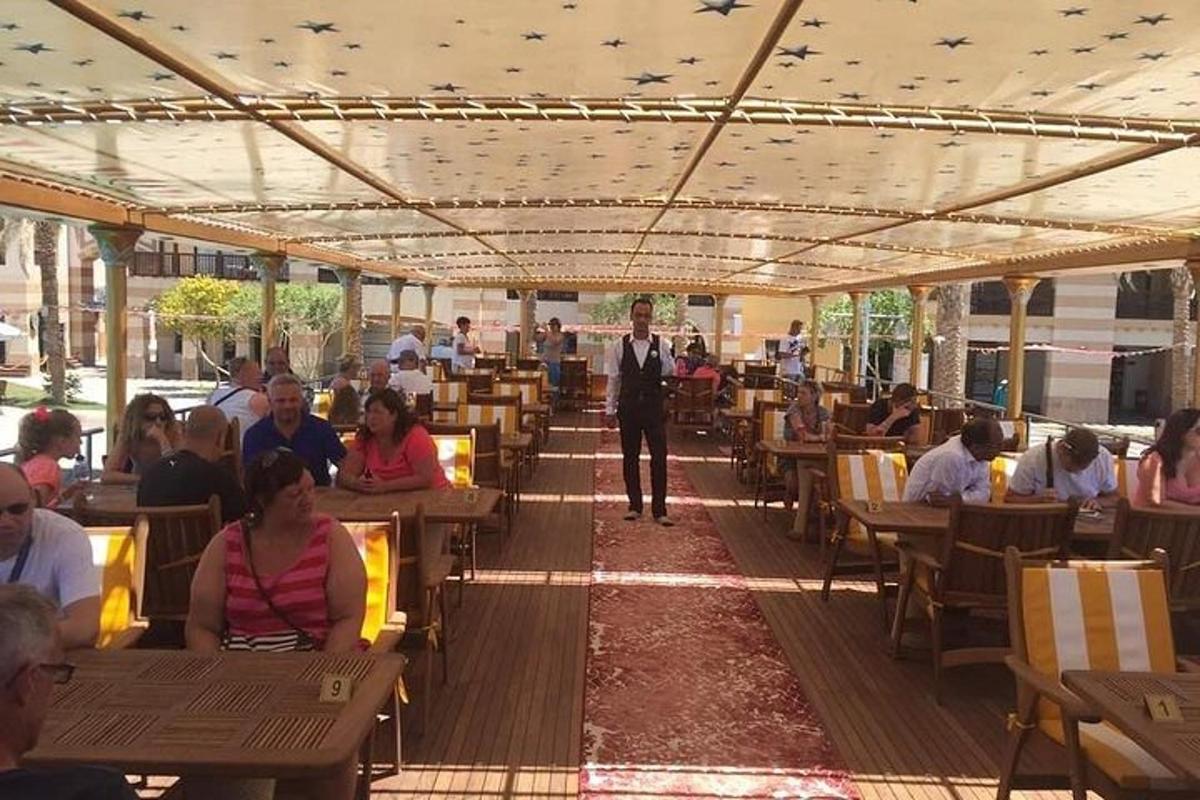 Muž v obleku stojí v restauraci