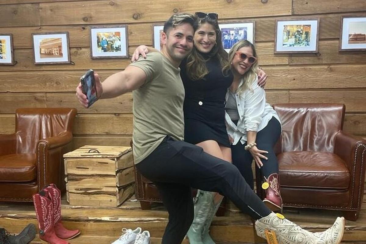 moški in ženska pozirata za sliko v sobi