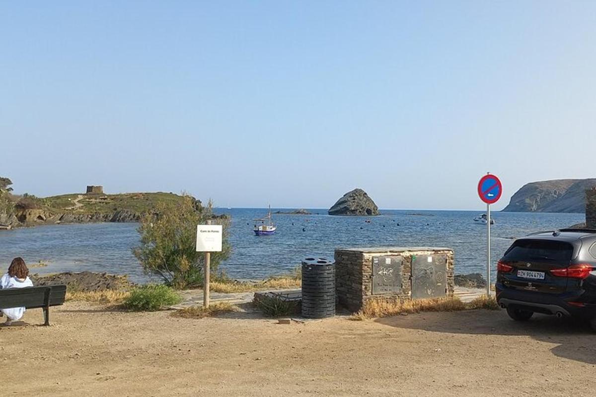ženska, ki sedi na klopi ob vodni površini