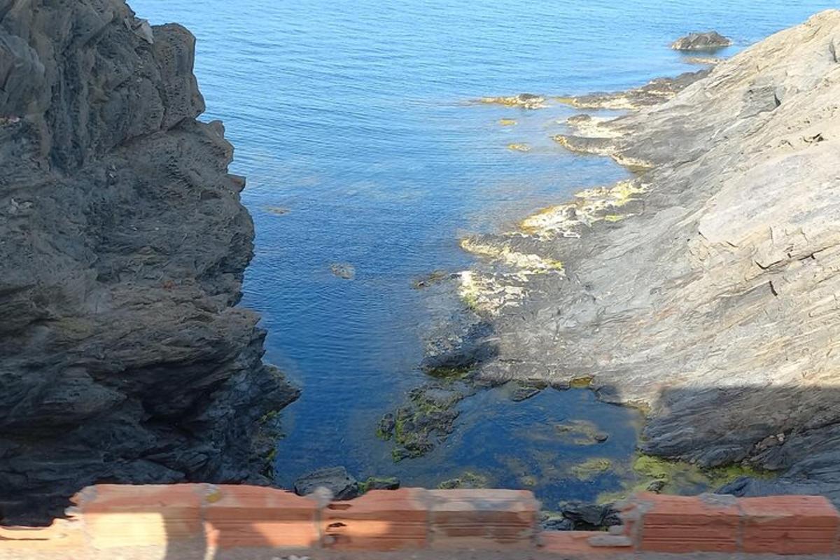 вид на водойму між двома скелями