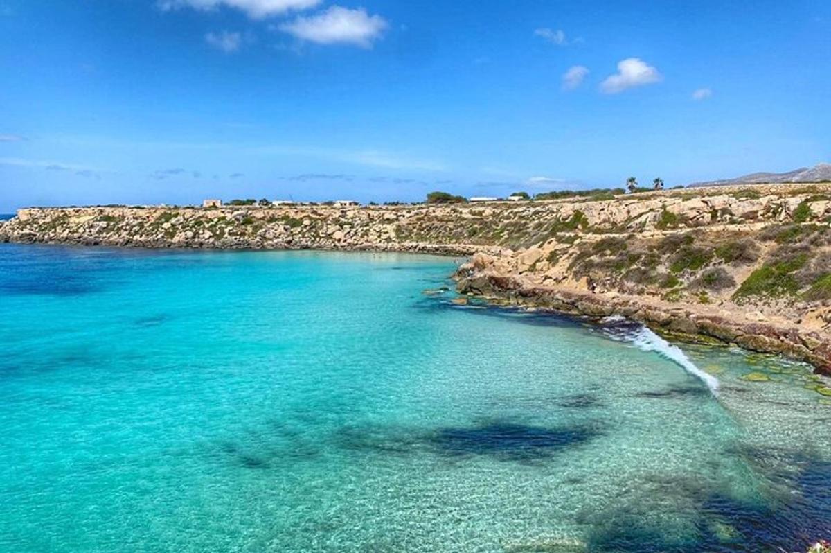 egy légi felvétel egy kék vizű strandról