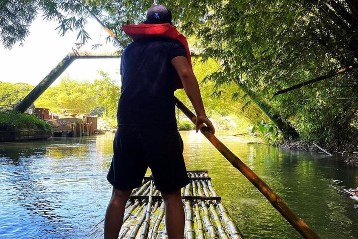 Egy férfi evez egy csónakkal a folyón