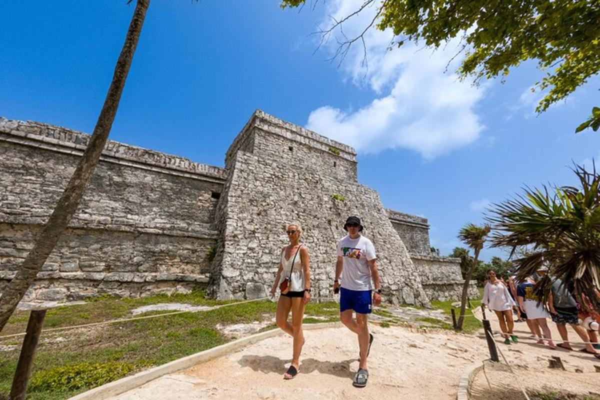un uomo e una donna che camminano davanti a un castello