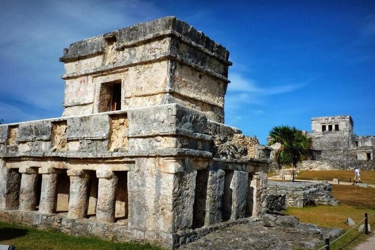 antiche rovine di un edificio con un castello sullo sfondo