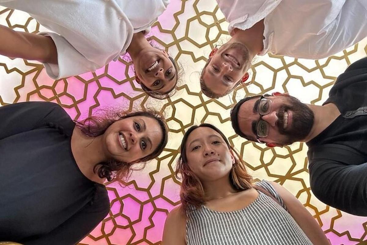 un gruppo di persone sdraiate sul pavimento