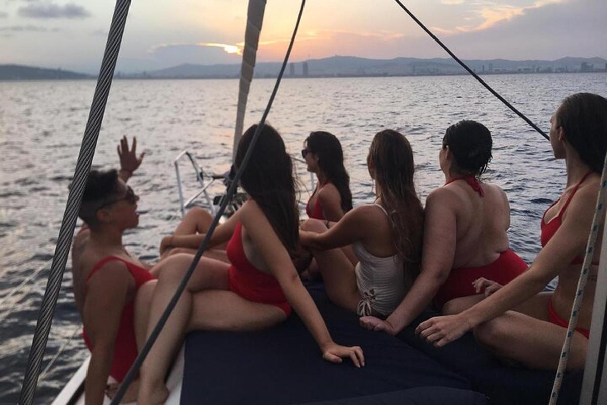 grupp naisi istub paadis vees