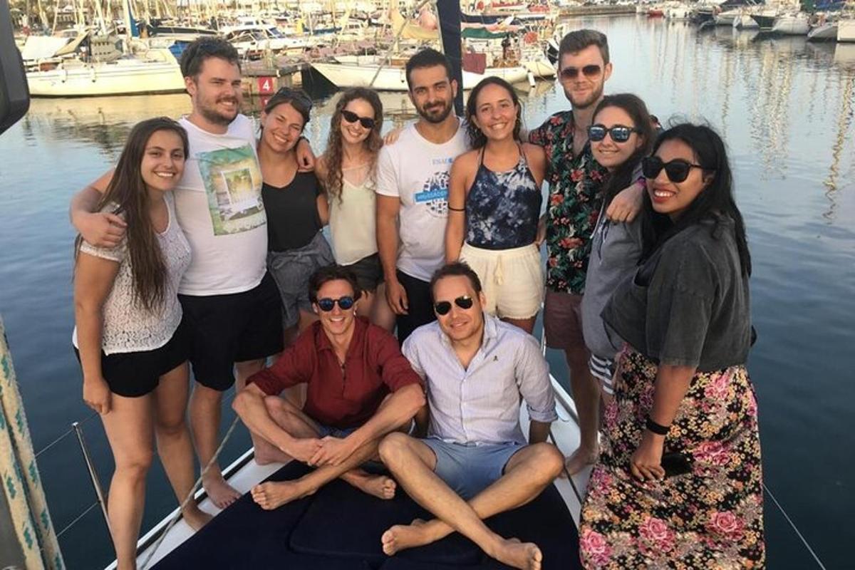 grupp inimesi poseerib paadis pildi jaoks