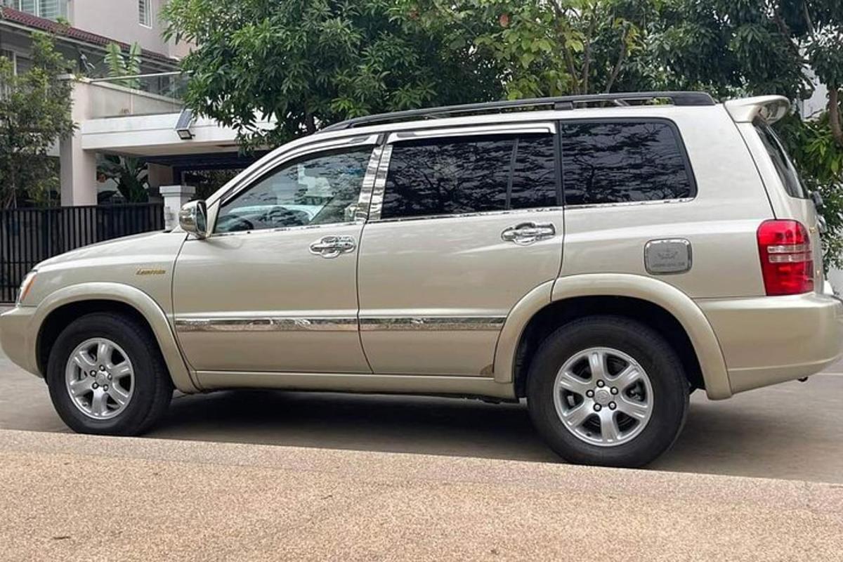 una camioneta blanca estacionada en una calle