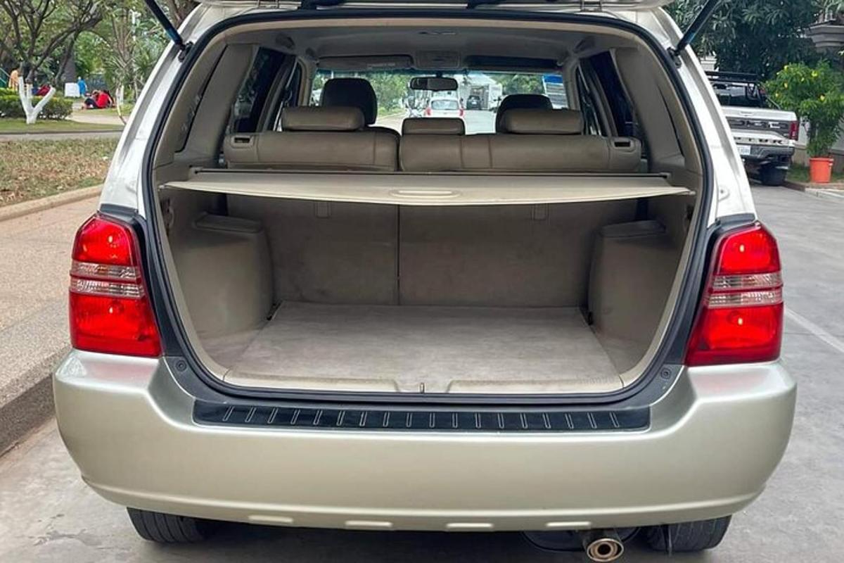 Un maletero abierto de un coche con las puertas traseras abiertas