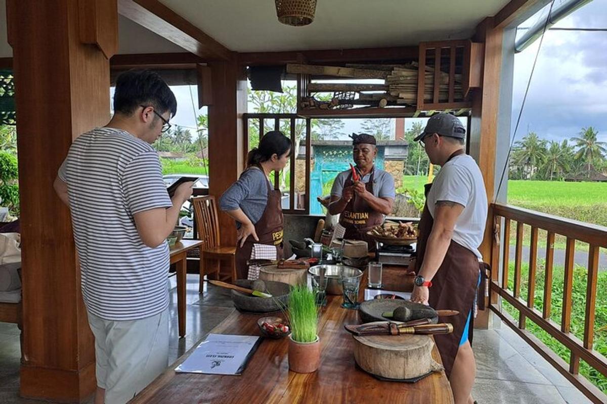 sekelompok orang yang sedang menyiapkan makanan di restoran