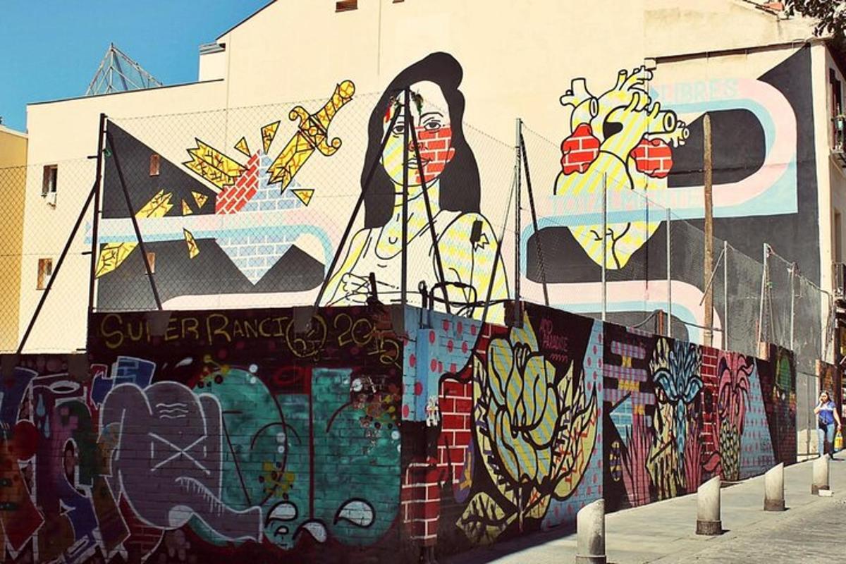 mural seorang wanita di atas bangunan dengan grafiti