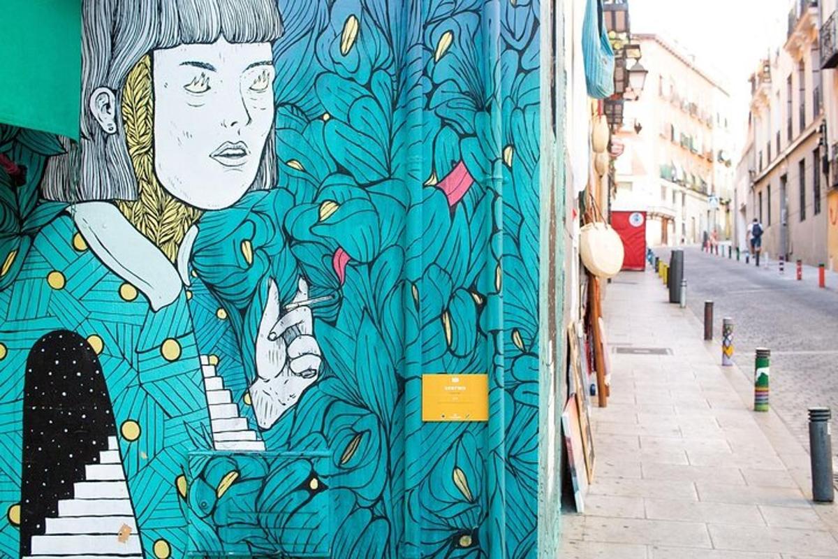mural seorang wanita di dinding di jalan