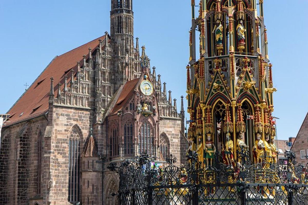 un gran edifici amb una torre del rellotge al davant