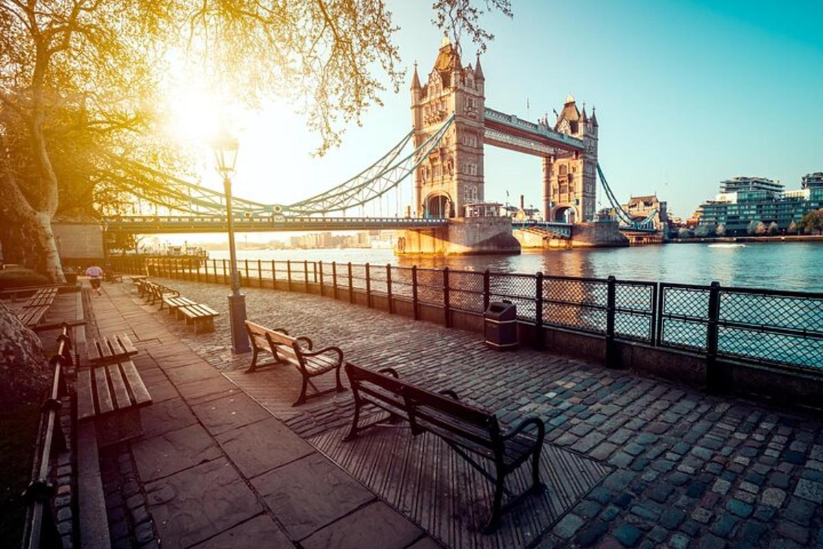skupina laviček před Tower Bridge