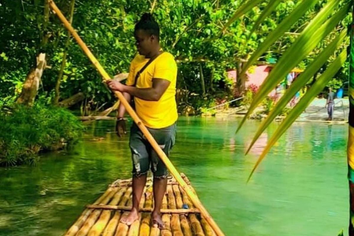 seorang lelaki di atas rakit buluh di dalam air