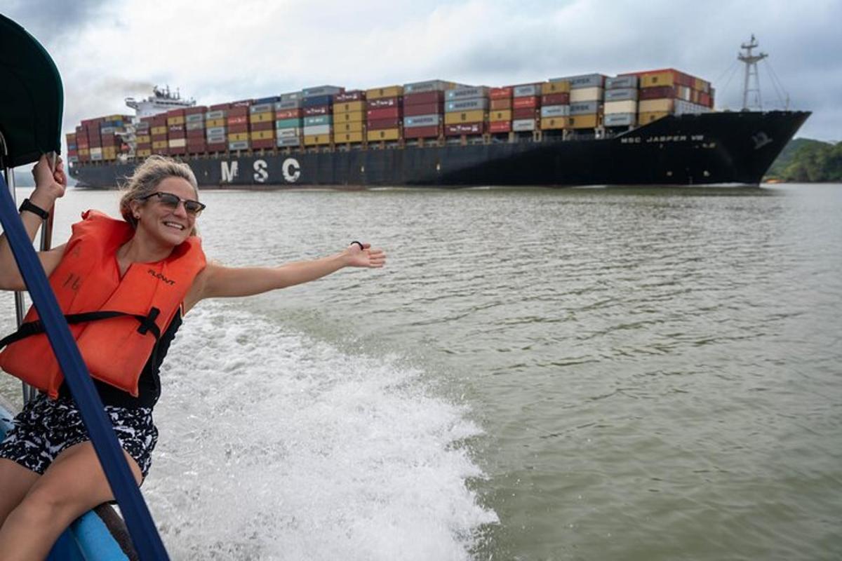 una donna su una barca in acqua con una nave