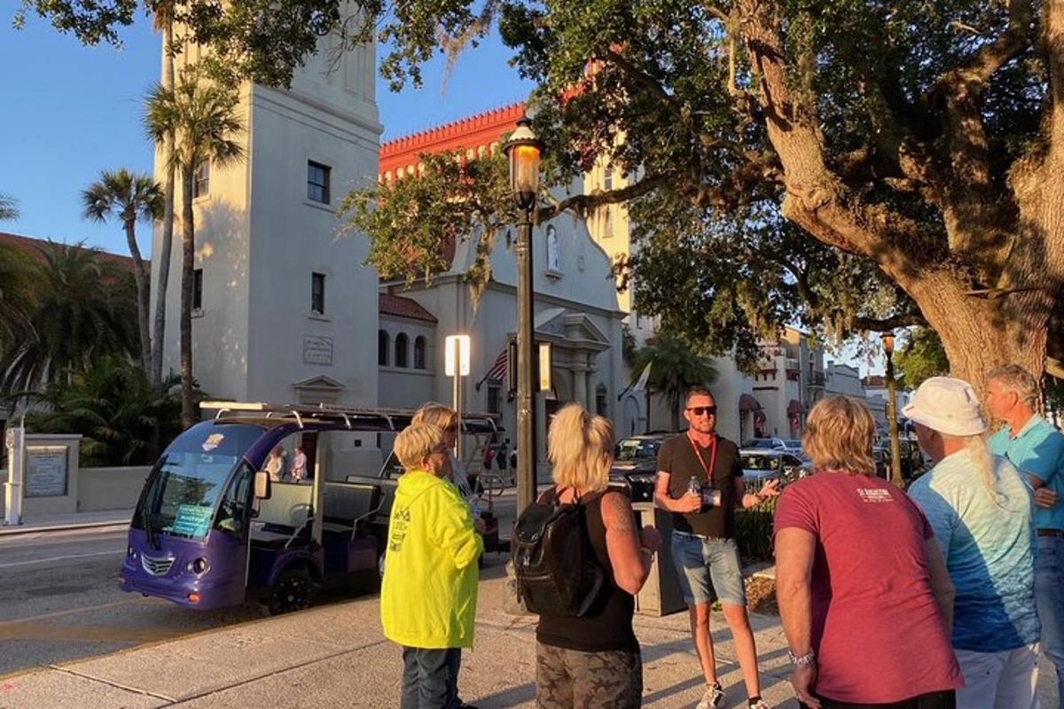 eine Gruppe von Menschen steht auf einem Bürgersteig in der Nähe einer Straße