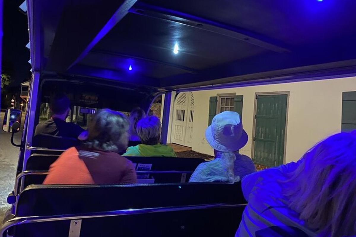 eine Gruppe von Menschen sitzt in einem Bus