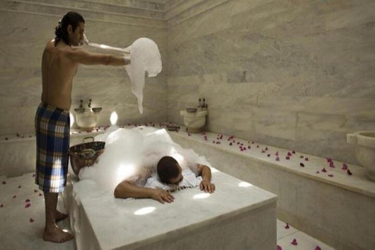 ein Mann wäscht ein Kind in einer Badewanne