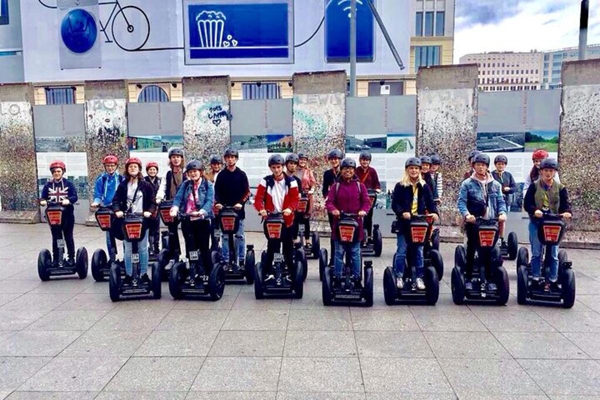 skupina lidí jedoucích na segwayích
