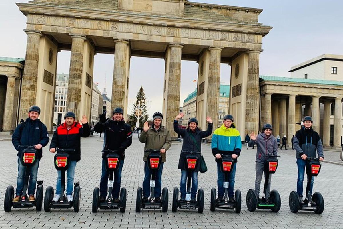 skupina lidí jedoucích na segwayích před budovou