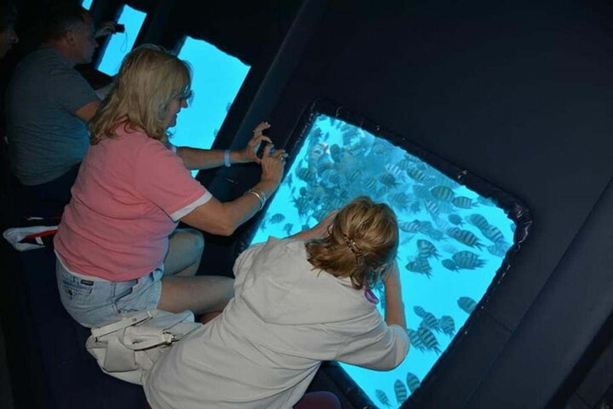 due donne stanno giocando a un videogioco su una TV