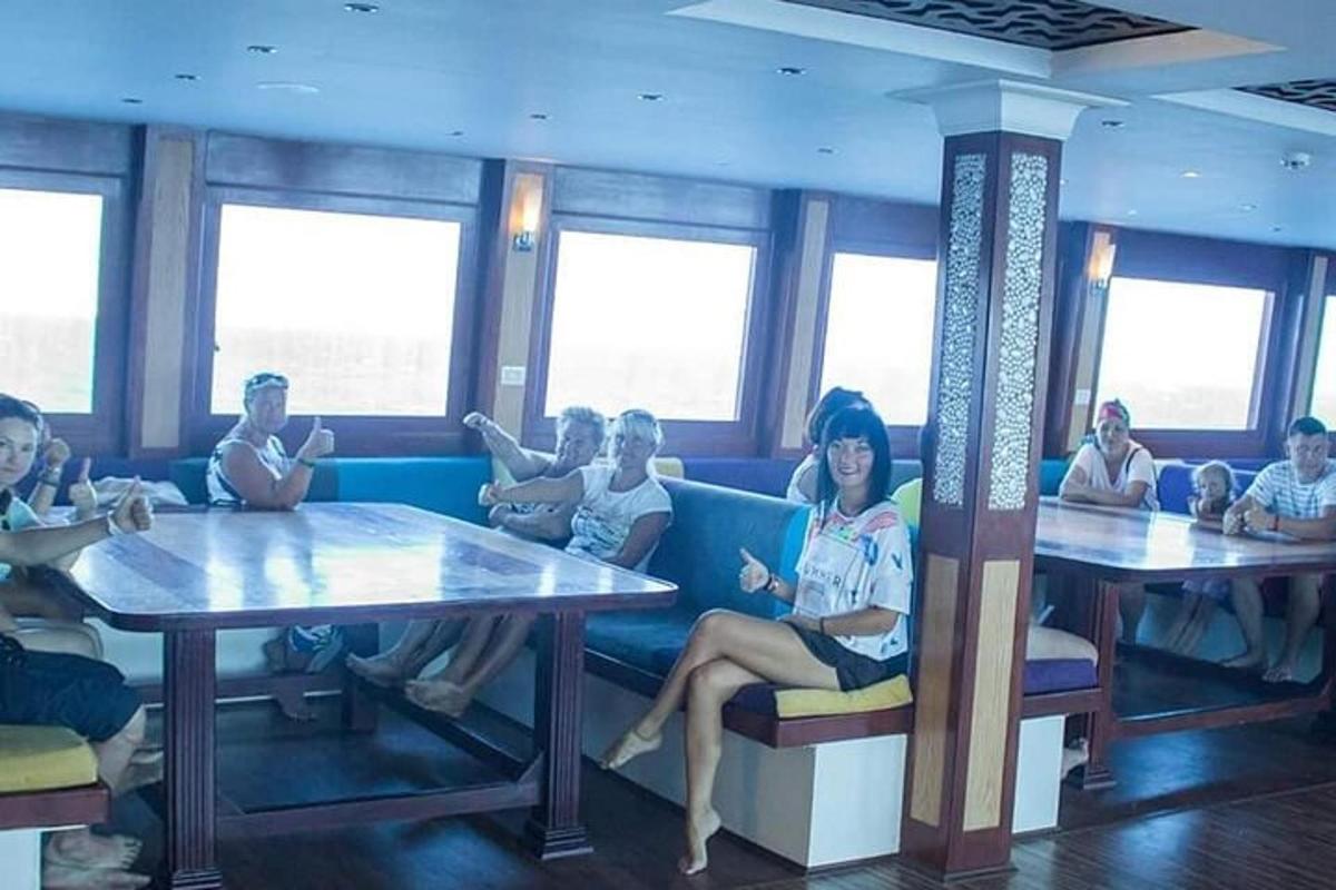 un gruppo di persone sedute ai tavoli di un ristorante