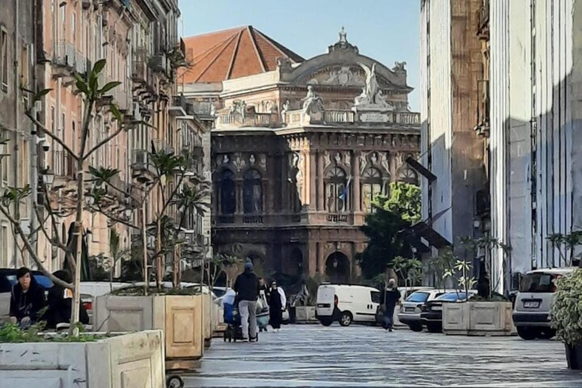 ένα παλιό κτίριο στη μέση ενός δρόμου της πόλης
