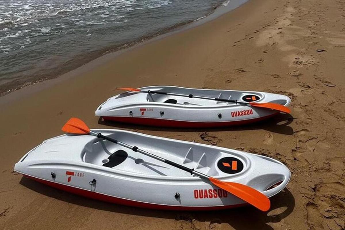 due canoe appoggiate sulla sabbia della spiaggia