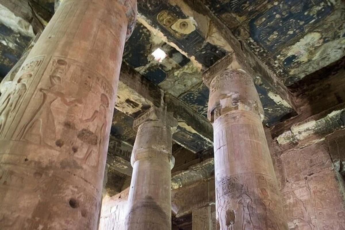 due colonne in un edificio con dipinti sul soffitto