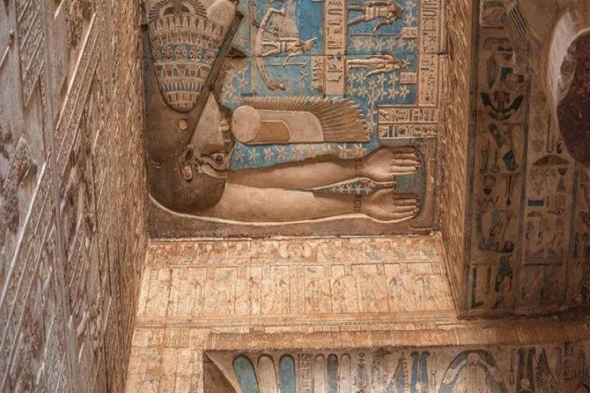 un dipinto di una statua su un muro