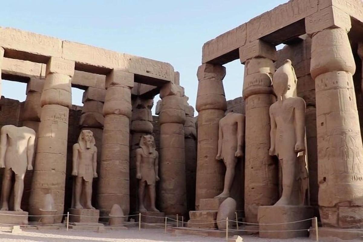 un gruppo di statue sul lato di un edificio