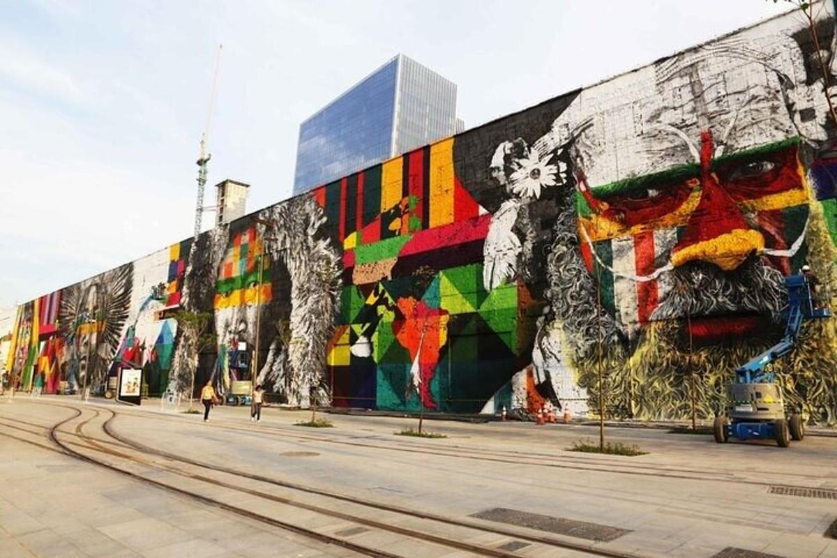 una paret amb un mural d'un home