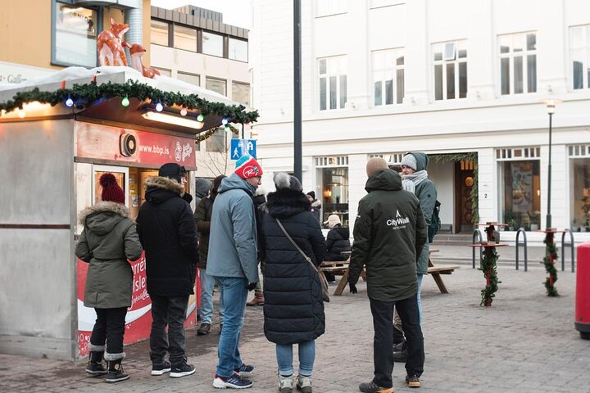 egy csoport ember áll egy élelmiszer-stand körül