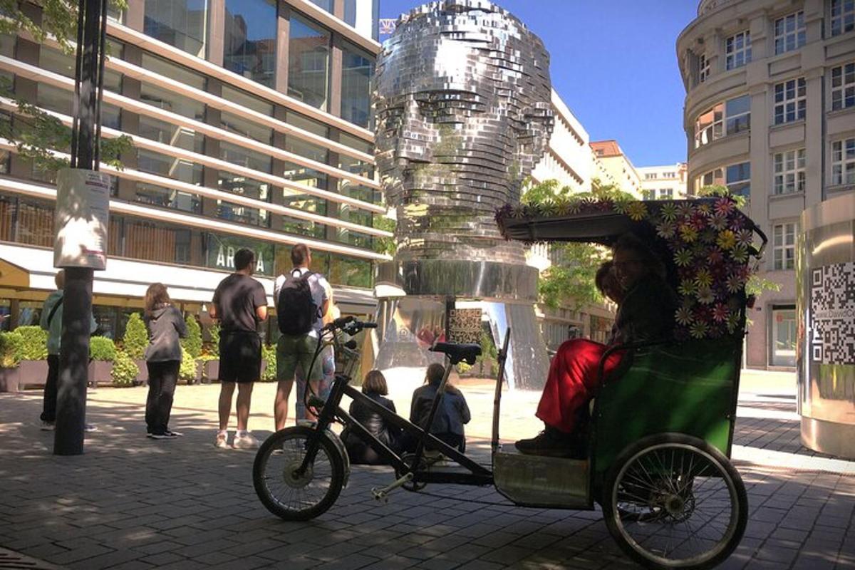 maður situr í rickshaw á götu í borginni