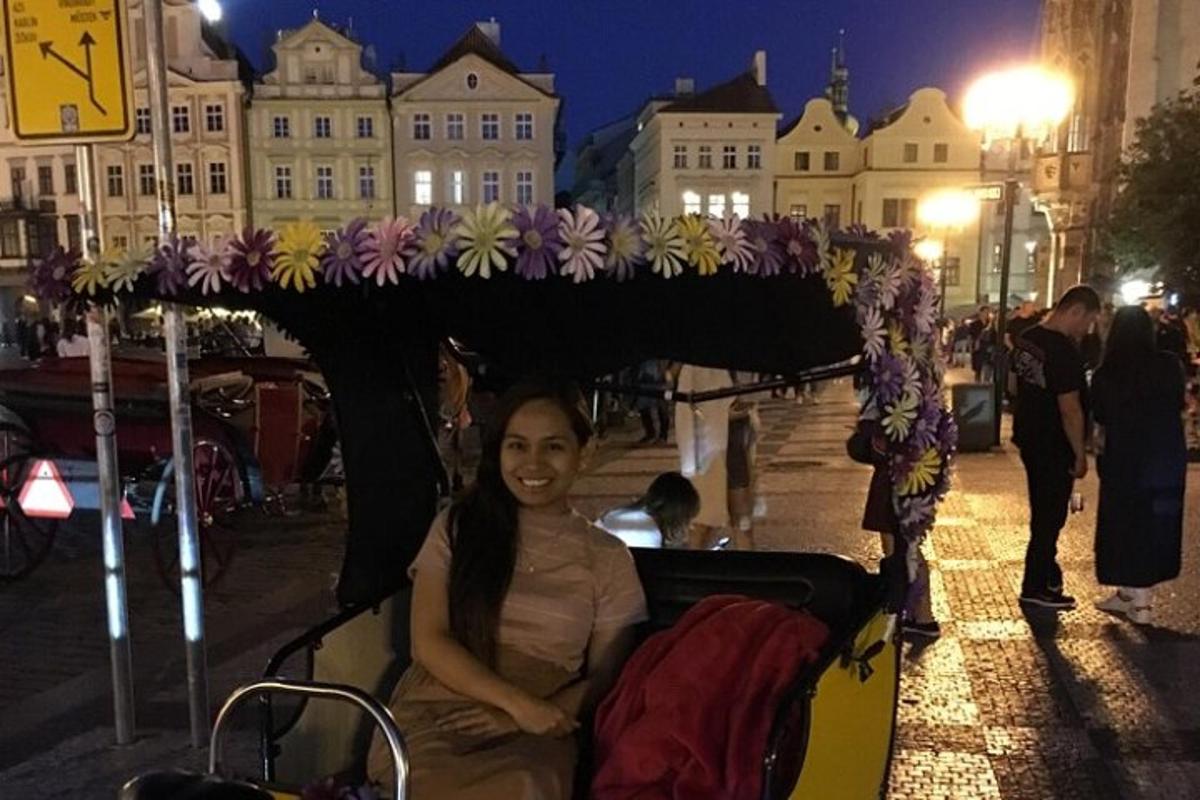 uma mulher está sentada em uma carroça com flores nela