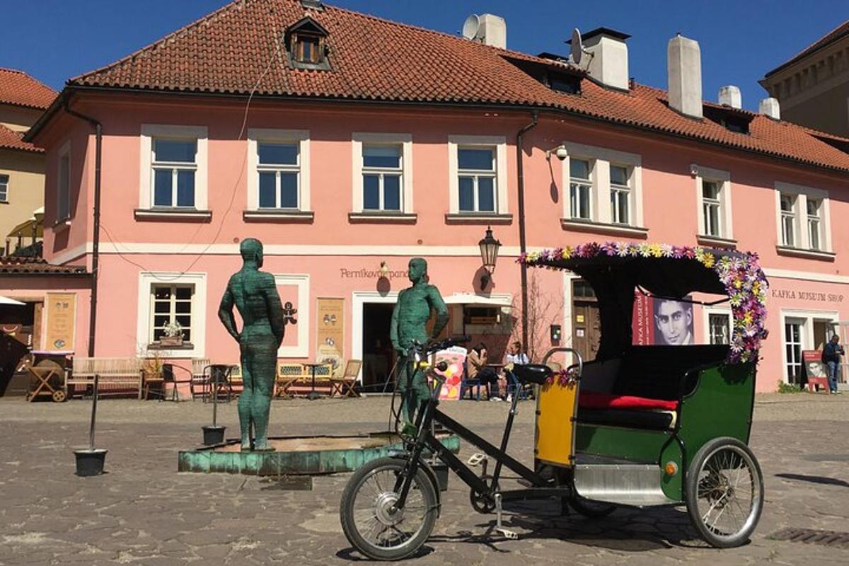 hjól sem dregur vagn fyrir framan byggingu