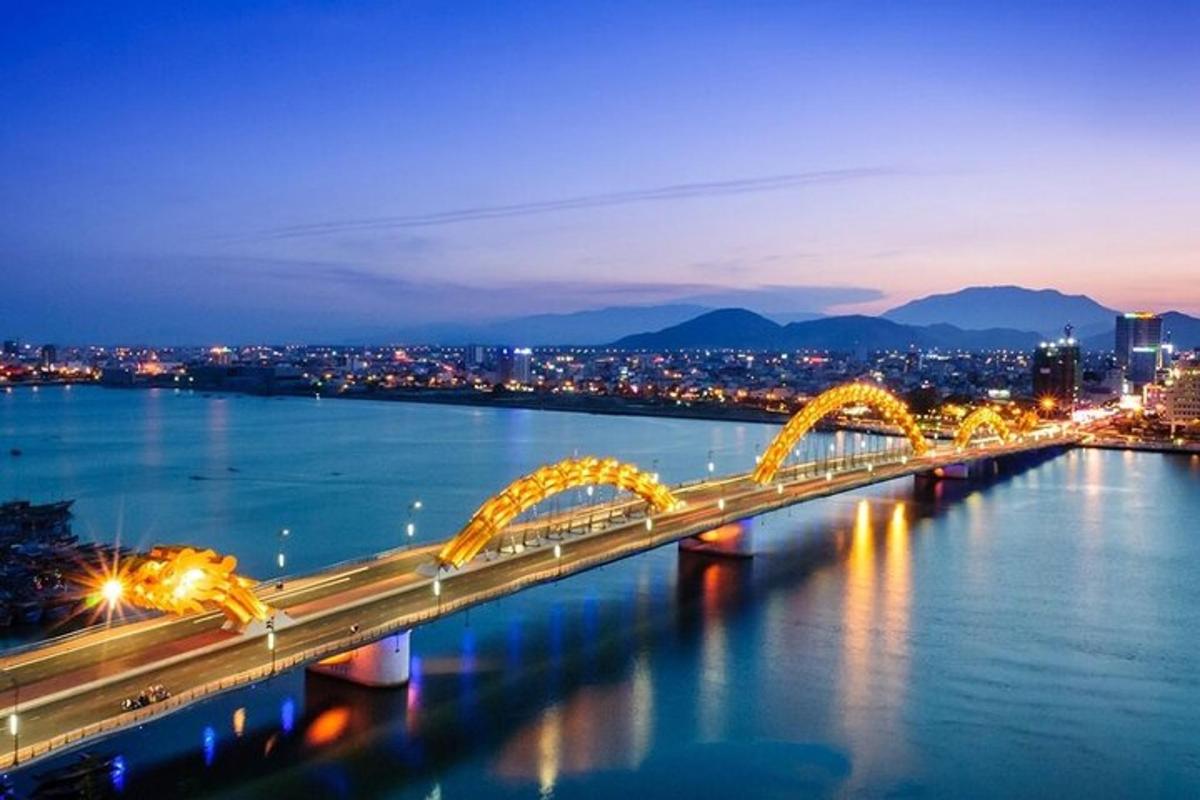 un ponte sopra un fiume con una città di notte