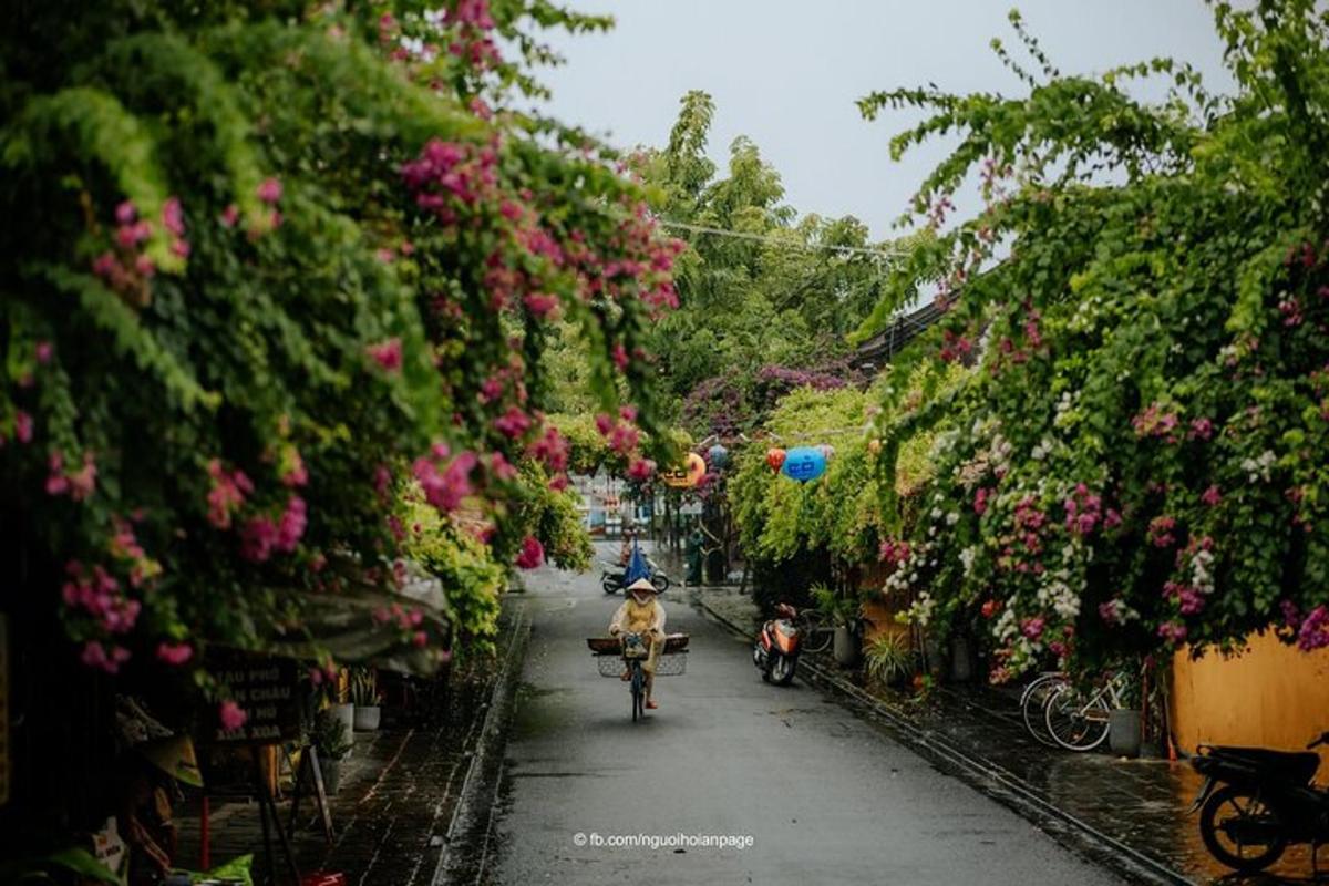 sekumpulan orang menunggang motosikal menyusuri jalan dengan bunga