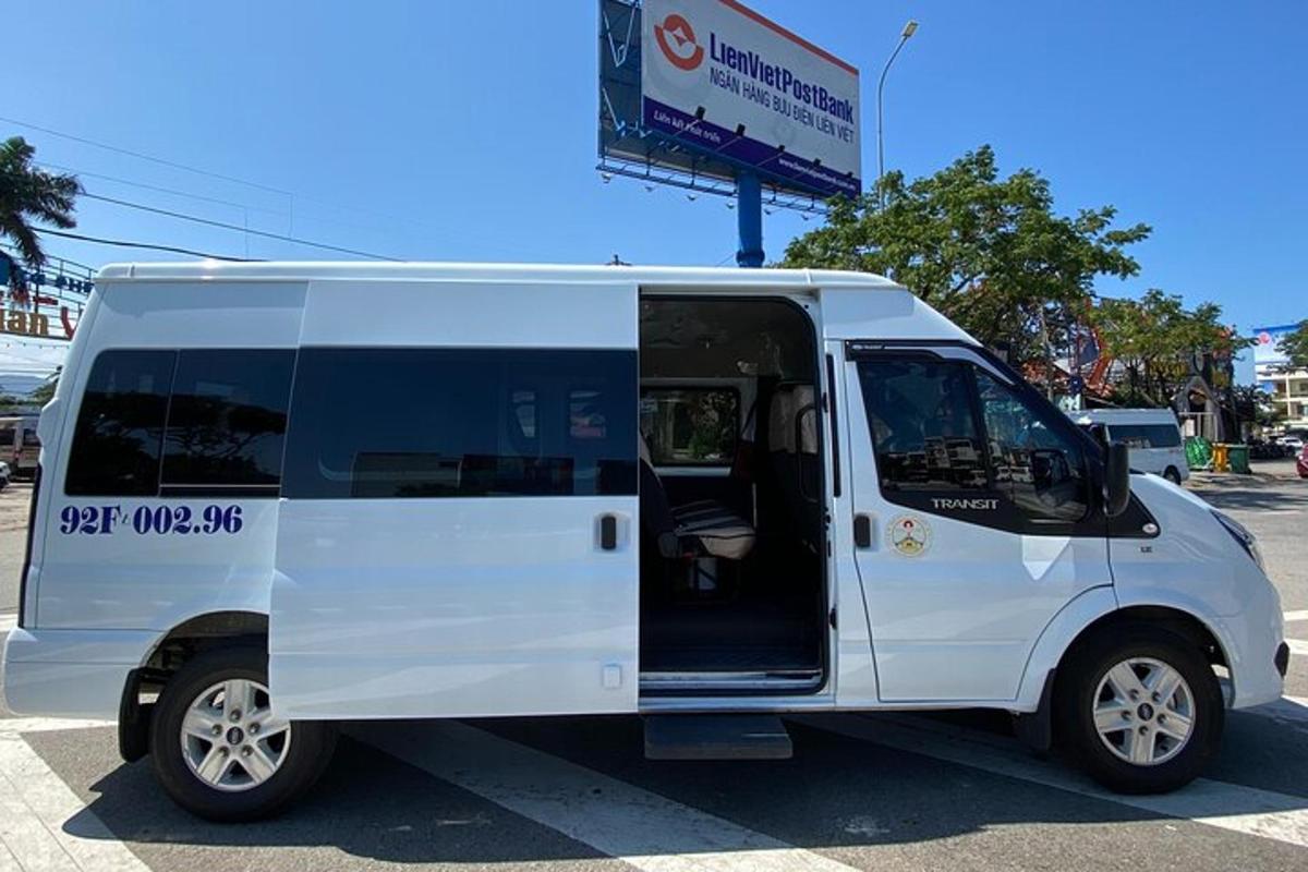 un furgone bianco parcheggiato in un parcheggio con la portiera aperta