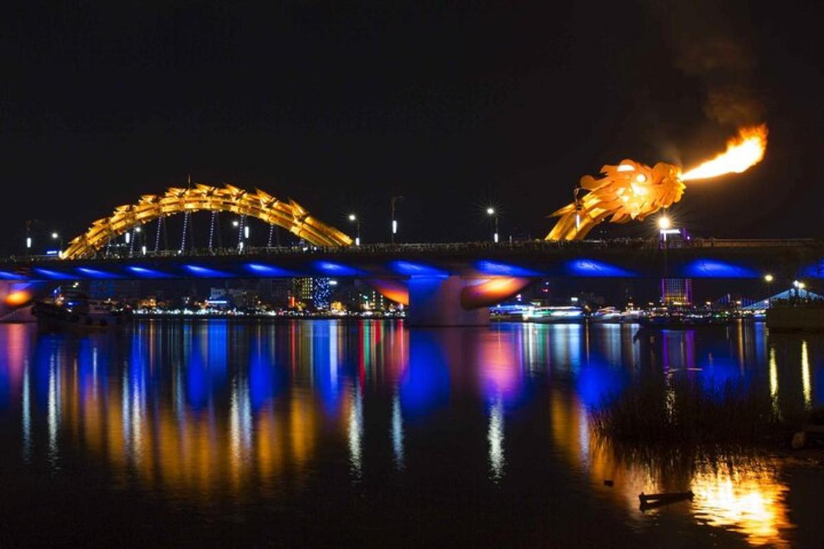 un ponte sull'acqua di notte con luci blu