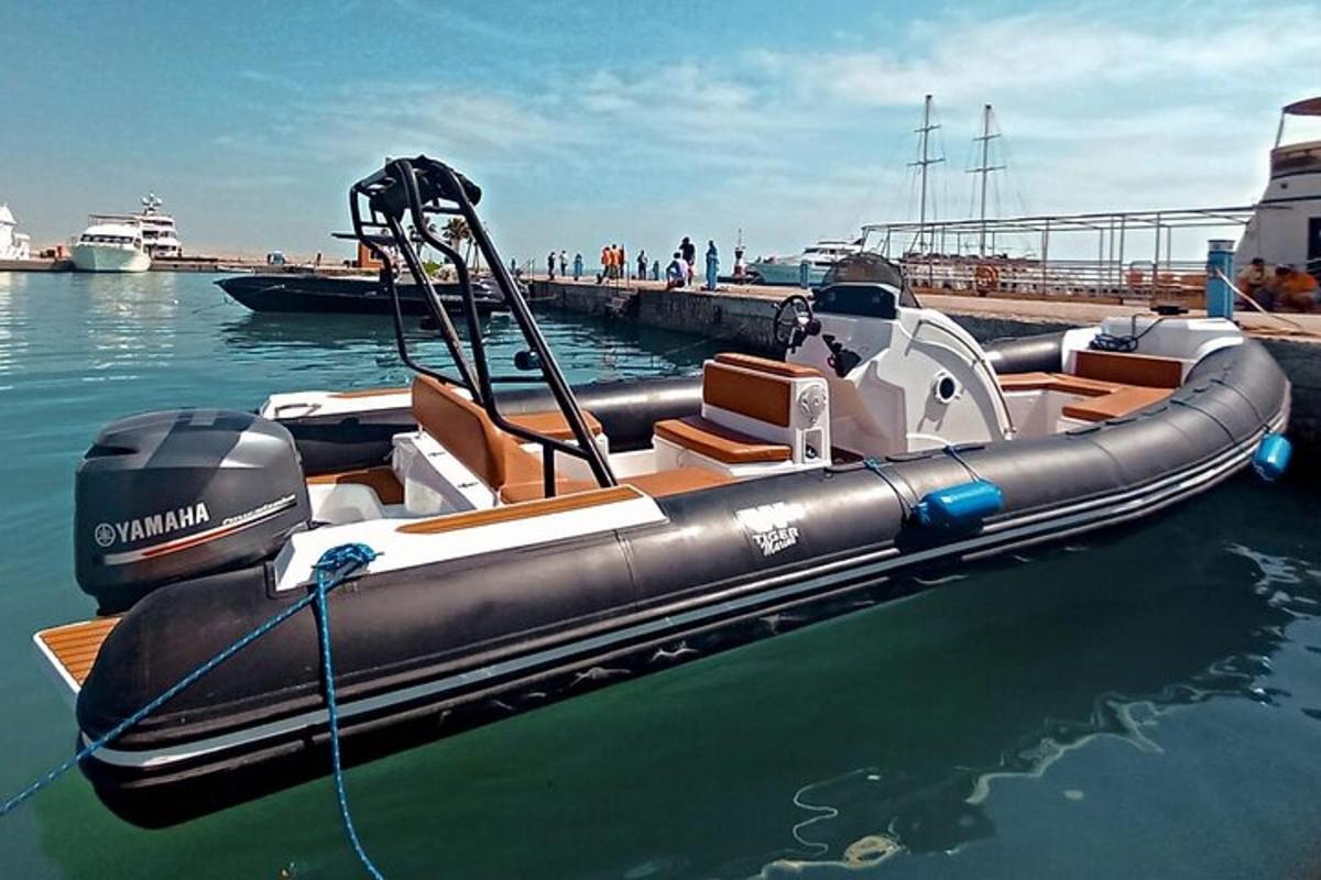 Un pequeño bote atado a un muelle en el agua.