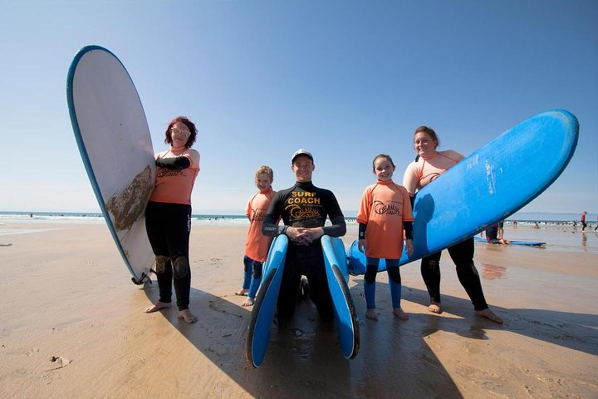 un gruppo di persone in piedi sulla spiaggia con tavole da surf